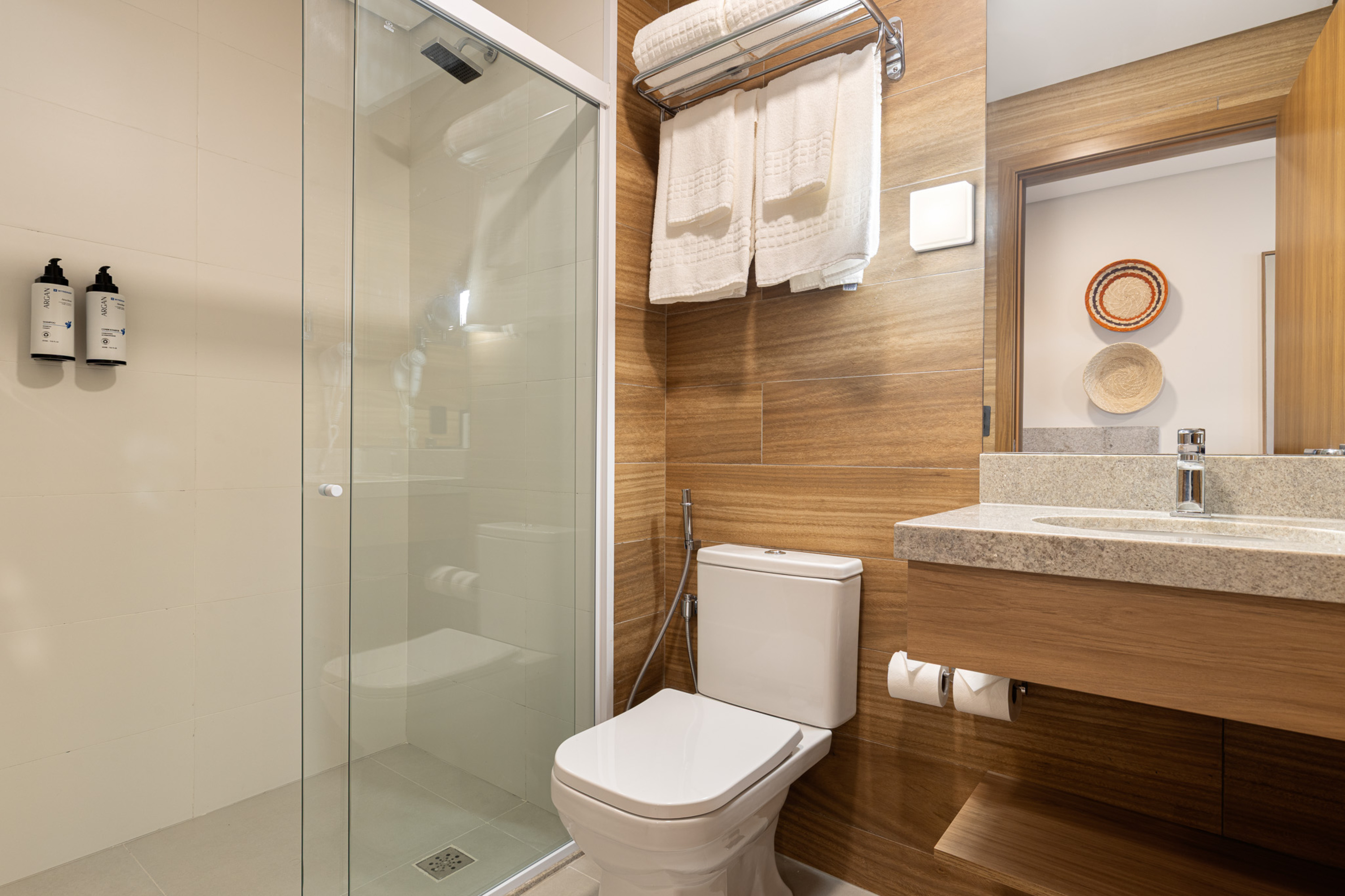 Guest room bath at the Wyndham Natal Pitangui Praia in Natal, Other than US/Canada