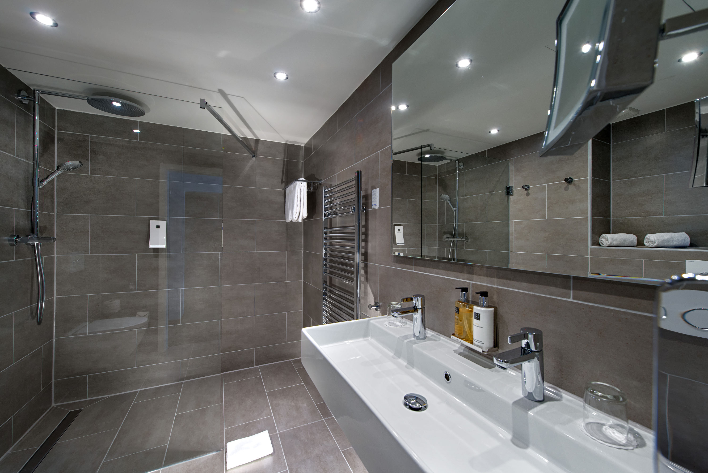 Guest room bath at the Wyndham Stuttgart Airport Messe in Stuttgart, Other than US/Canada