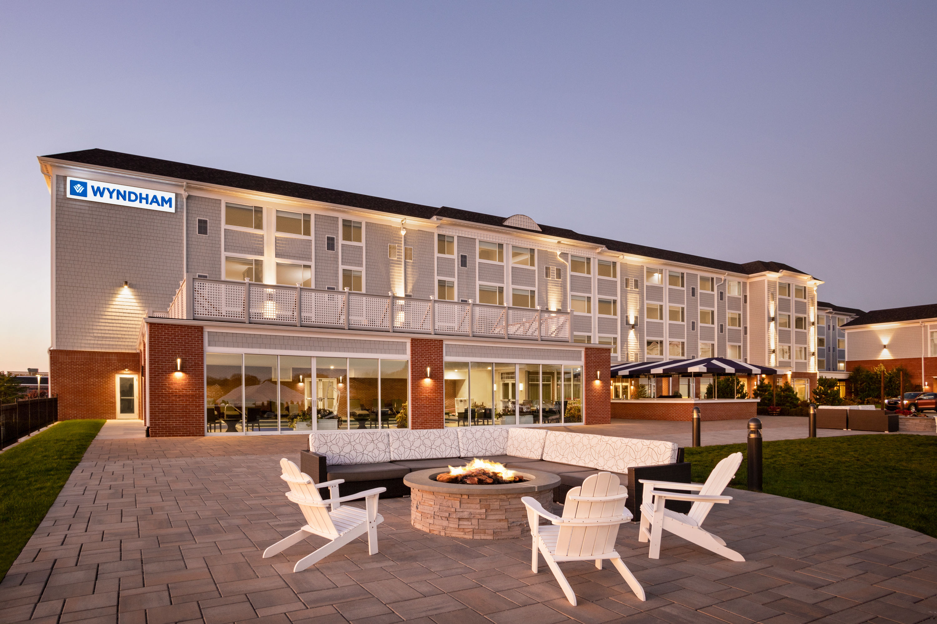Exterior of Wyndham Newport Hotel hotel in Middletown, Rhode Island