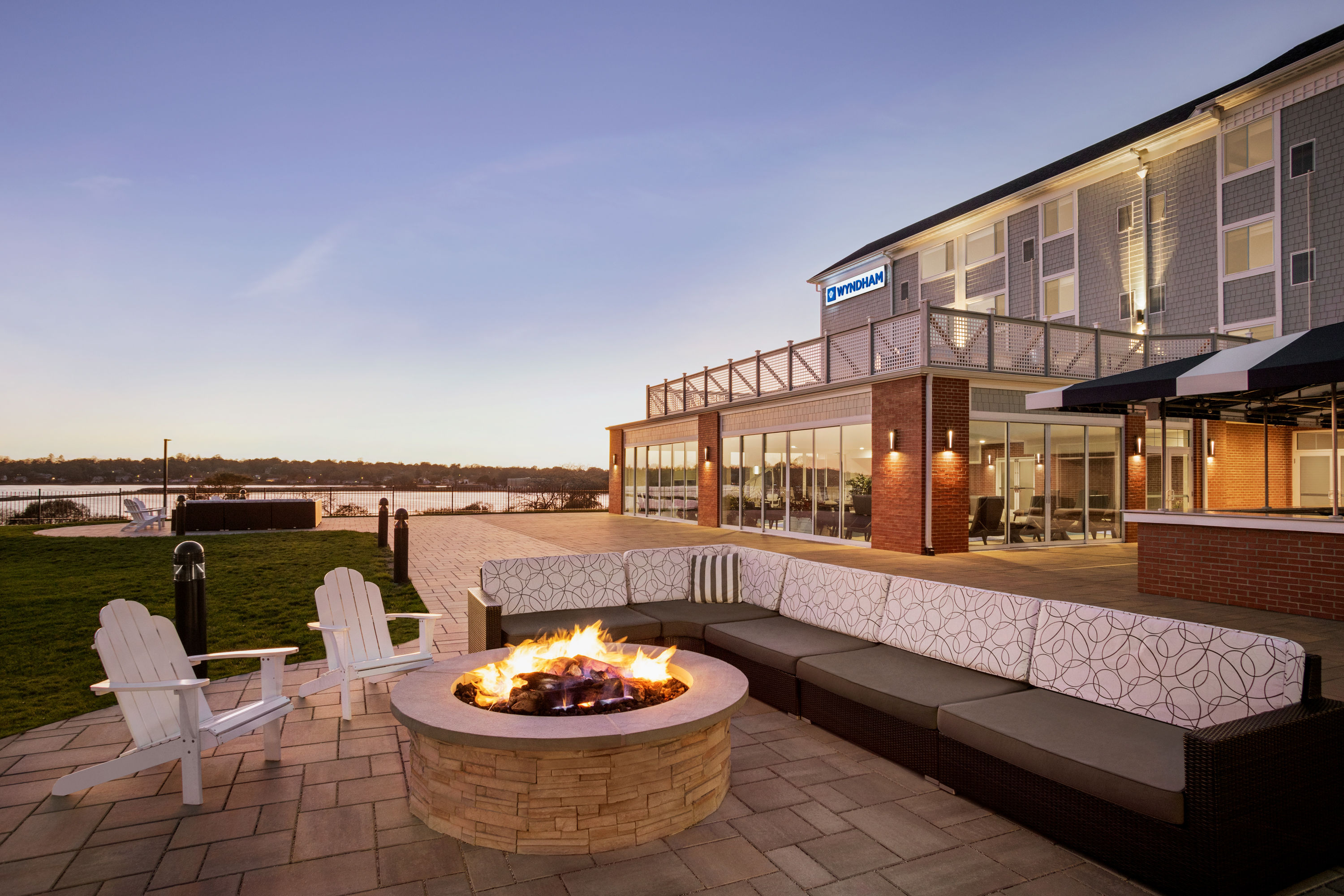 Exterior of Wyndham Newport Hotel hotel in Middletown, Rhode Island