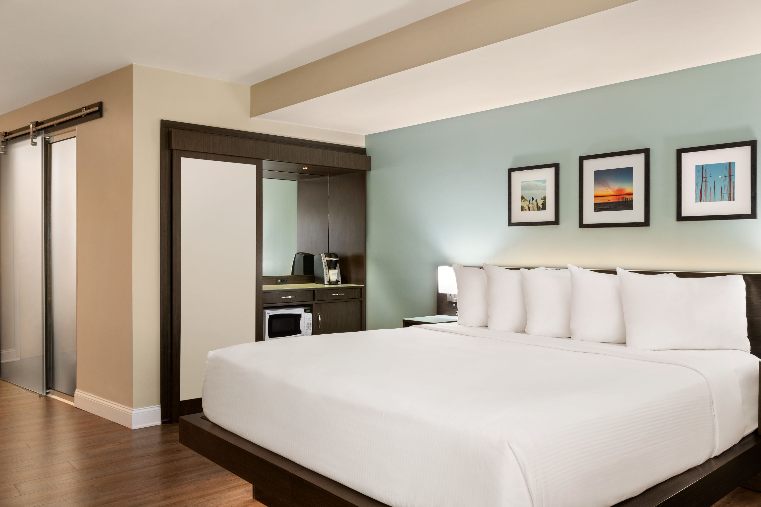 Guest room at the Wyndham Newport Hotel in Middletown, Rhode Island