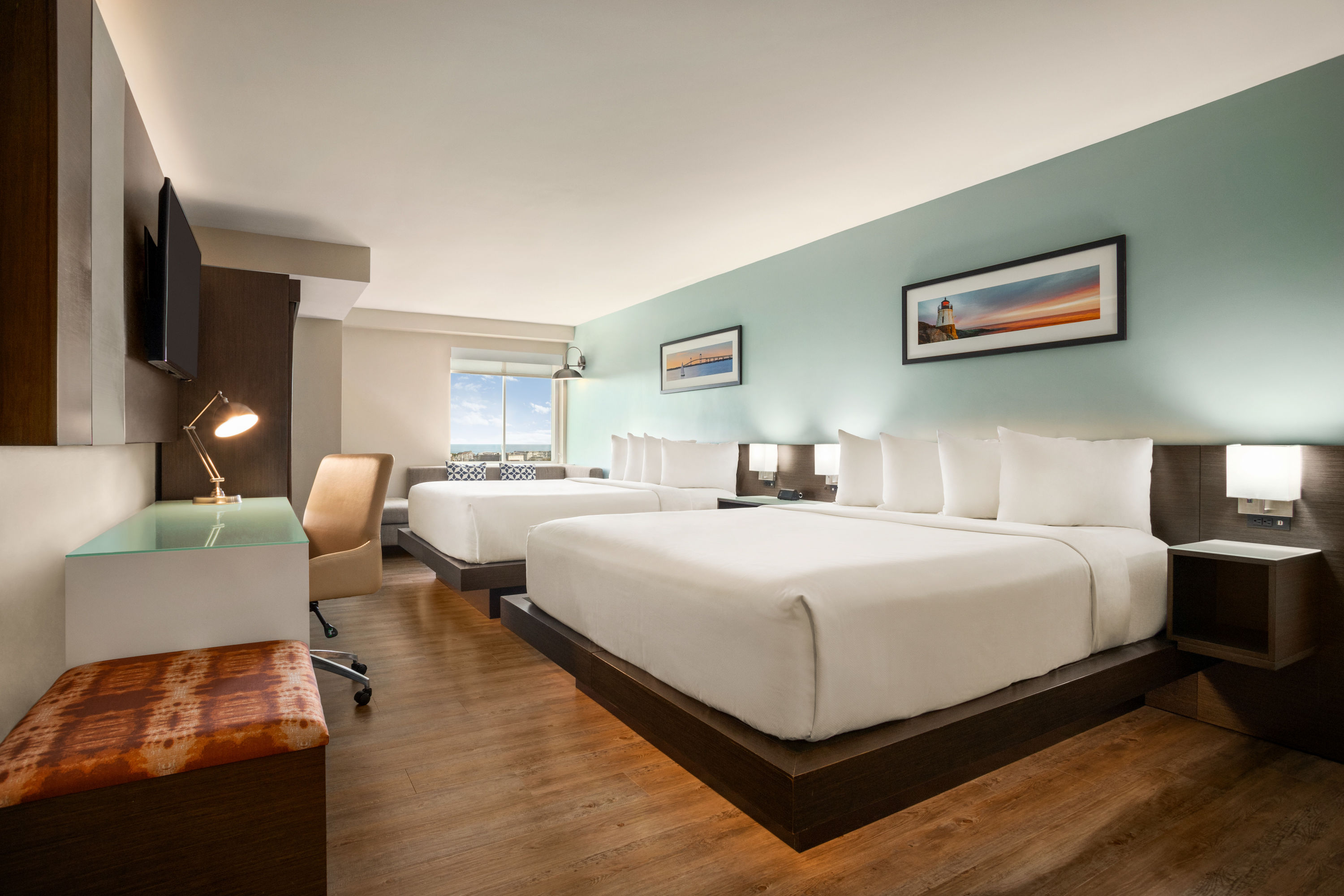 Guest room at the Wyndham Newport Hotel in Middletown, Rhode Island