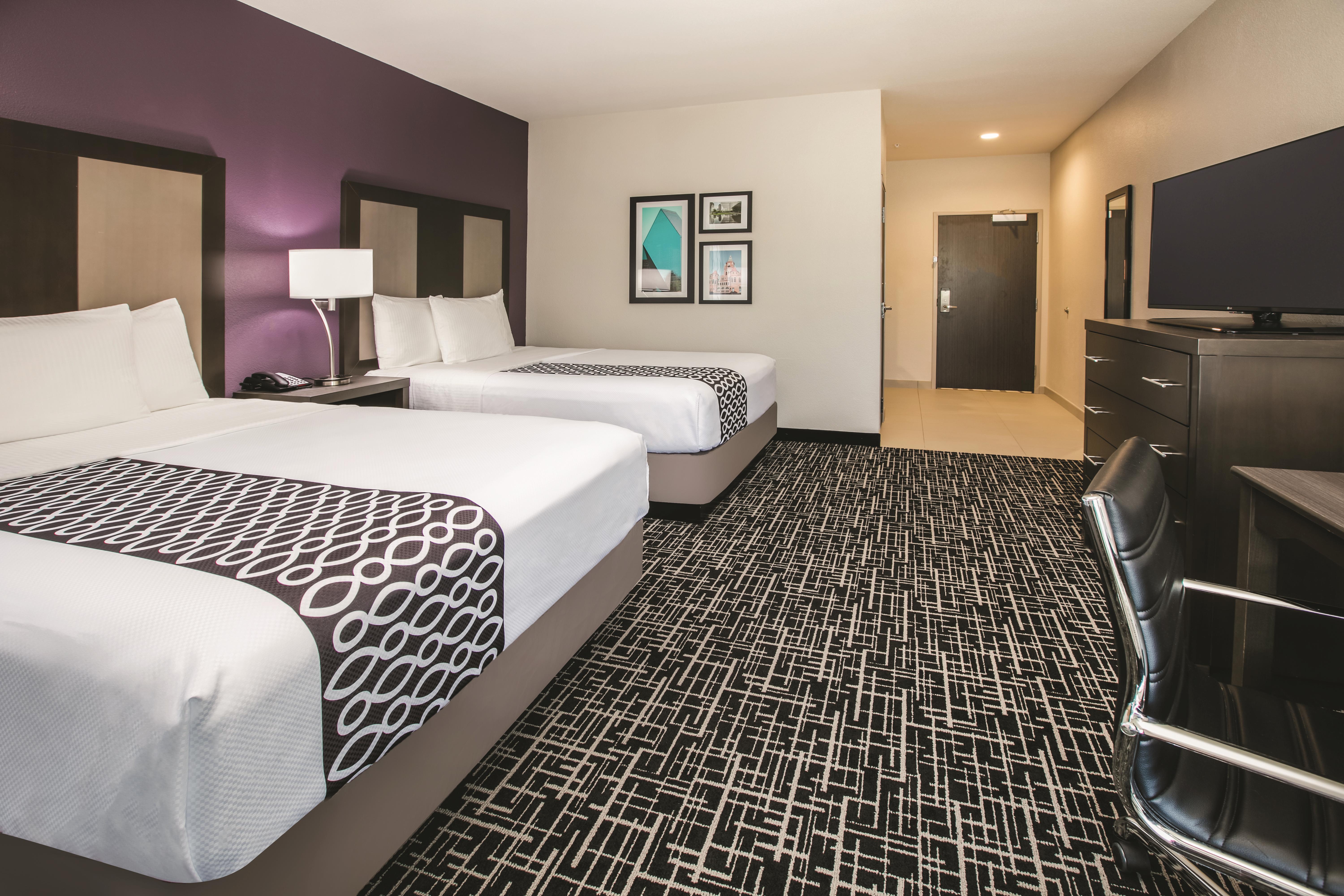 Guest room at the La Quinta Inn & Suites by Wyndham Dallas - Richardson in Dallas, Texas
