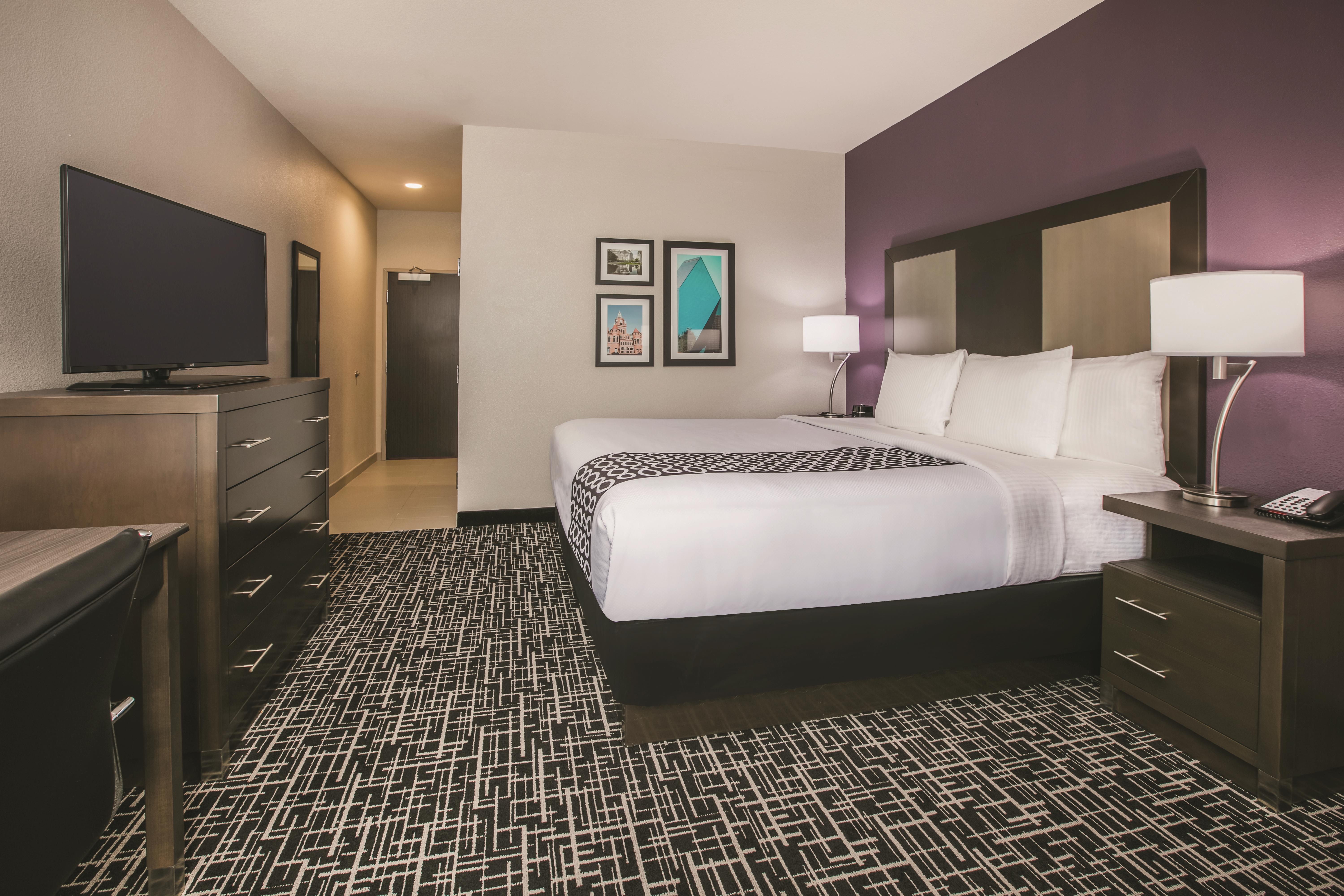 Guest room at the La Quinta Inn & Suites by Wyndham Dallas - Richardson in Dallas, Texas
