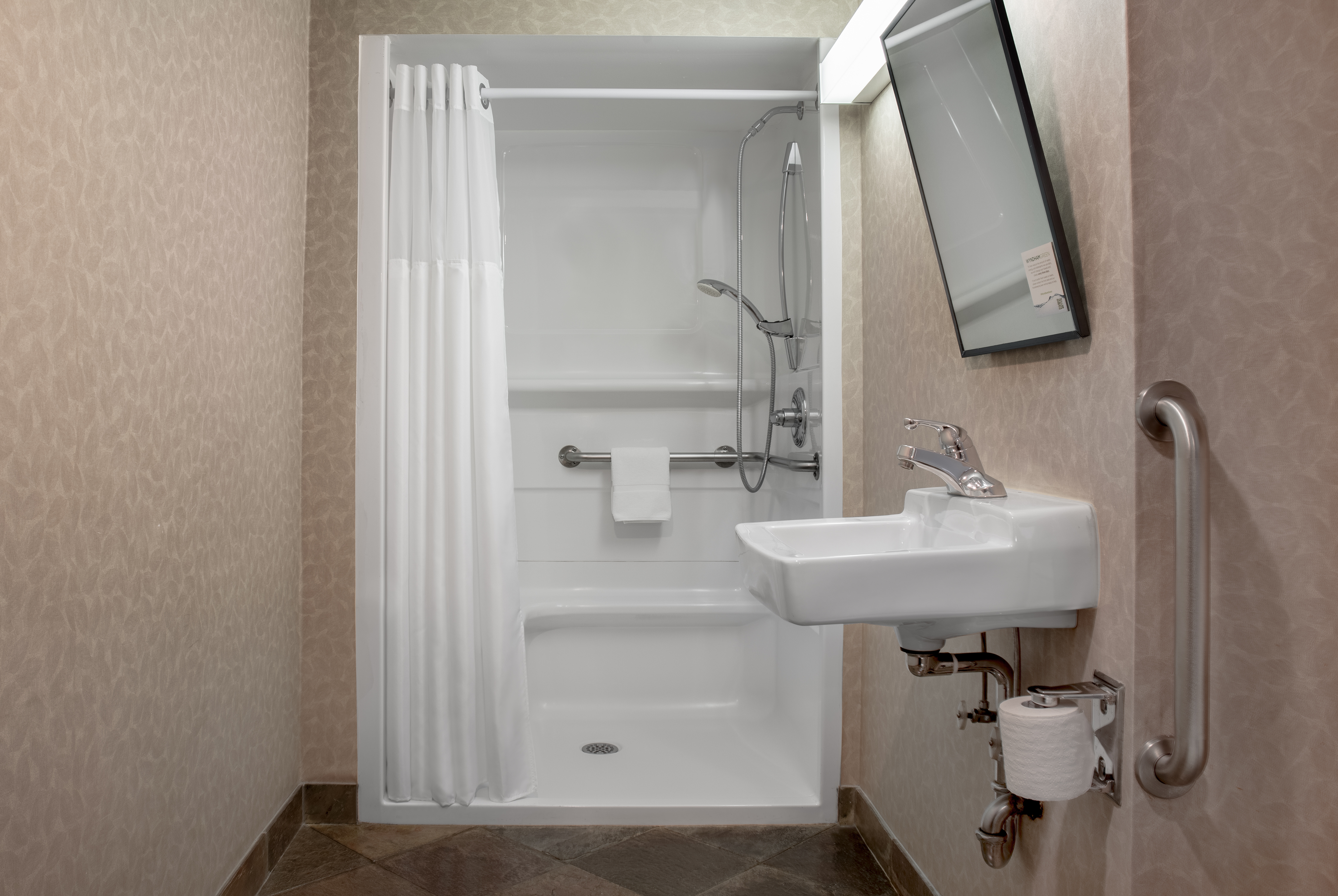 Guest room bath at the Ramada Plaza by Wyndham Calgary Downtown in Calgary, Alberta