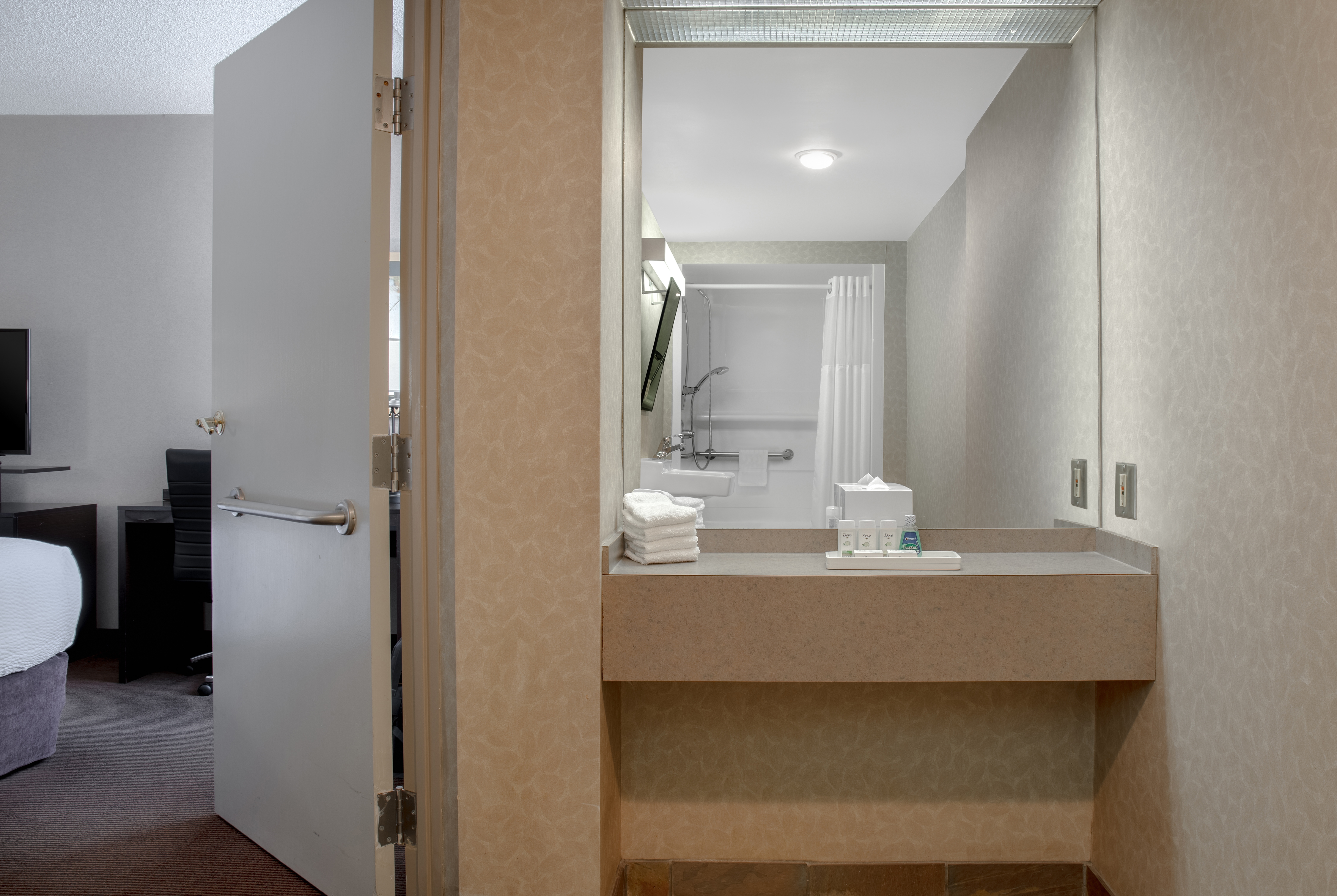 Guest room bath at the Ramada Plaza by Wyndham Calgary Downtown in Calgary, Alberta