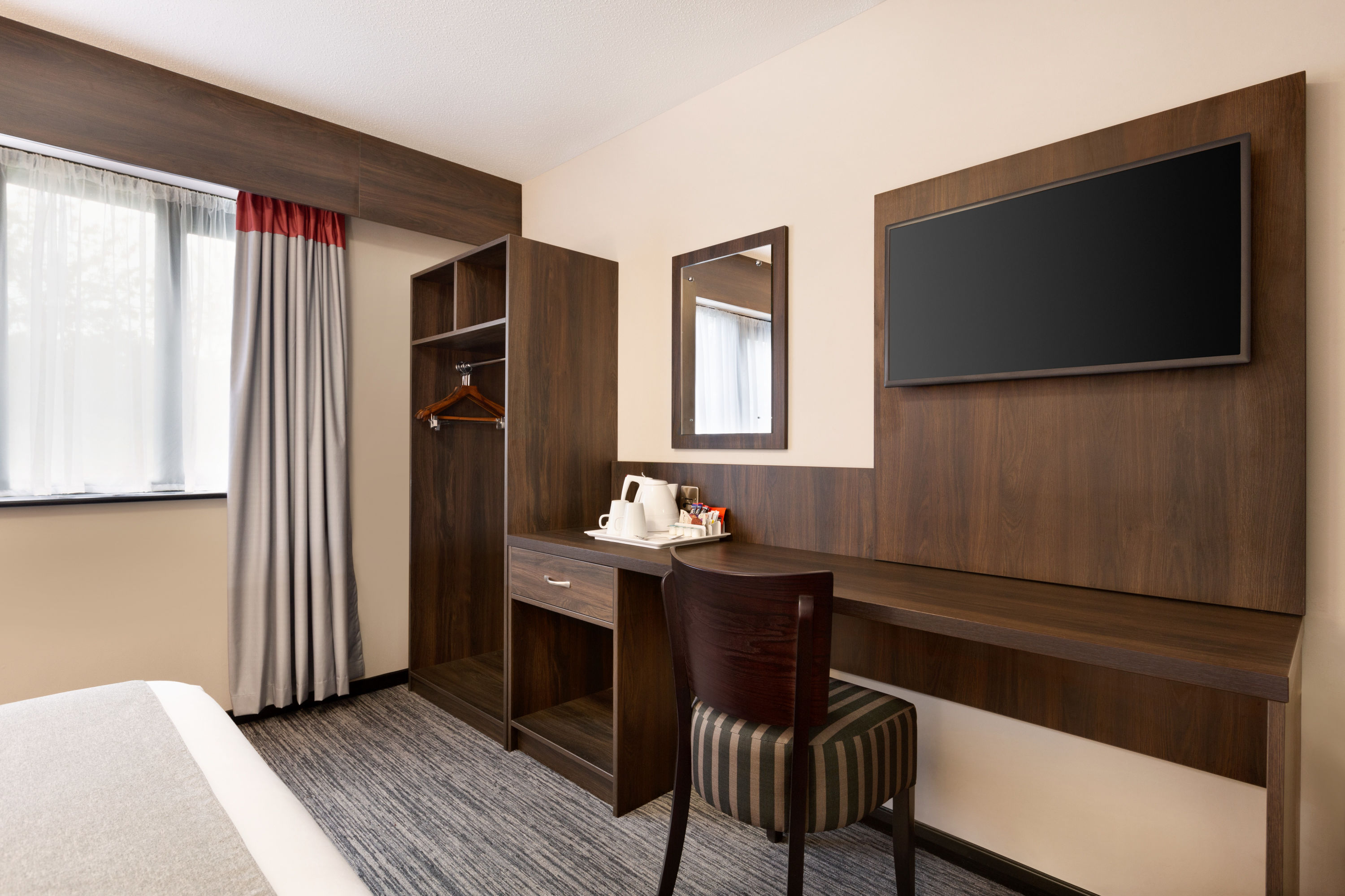 Guest room at the Ramada by Wyndham Bristol West in Bristol, Other than US/Canada