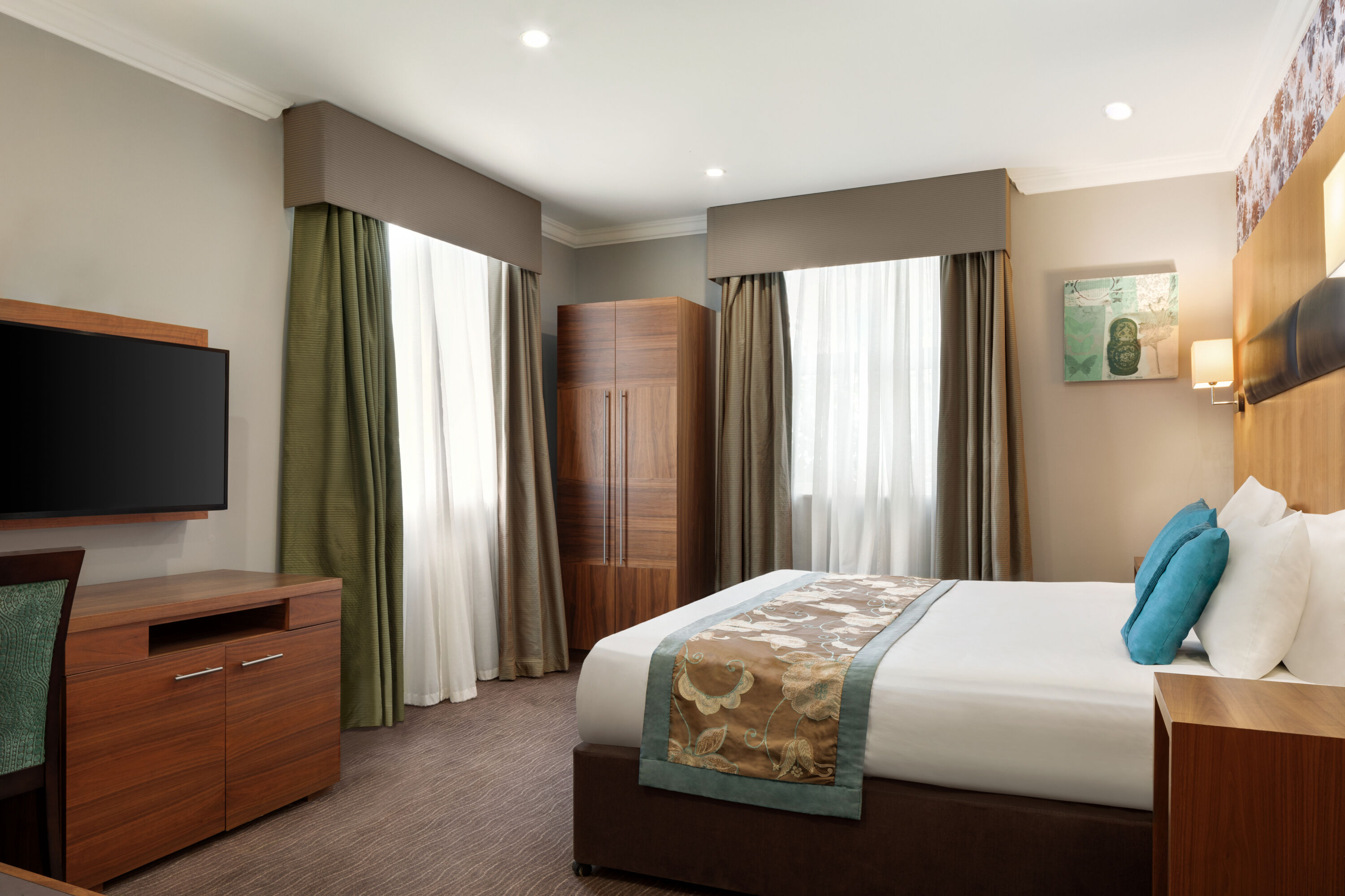 Guest room at the Ramada by Wyndham Cheltenham in Cheltenham, Other than US/Canada