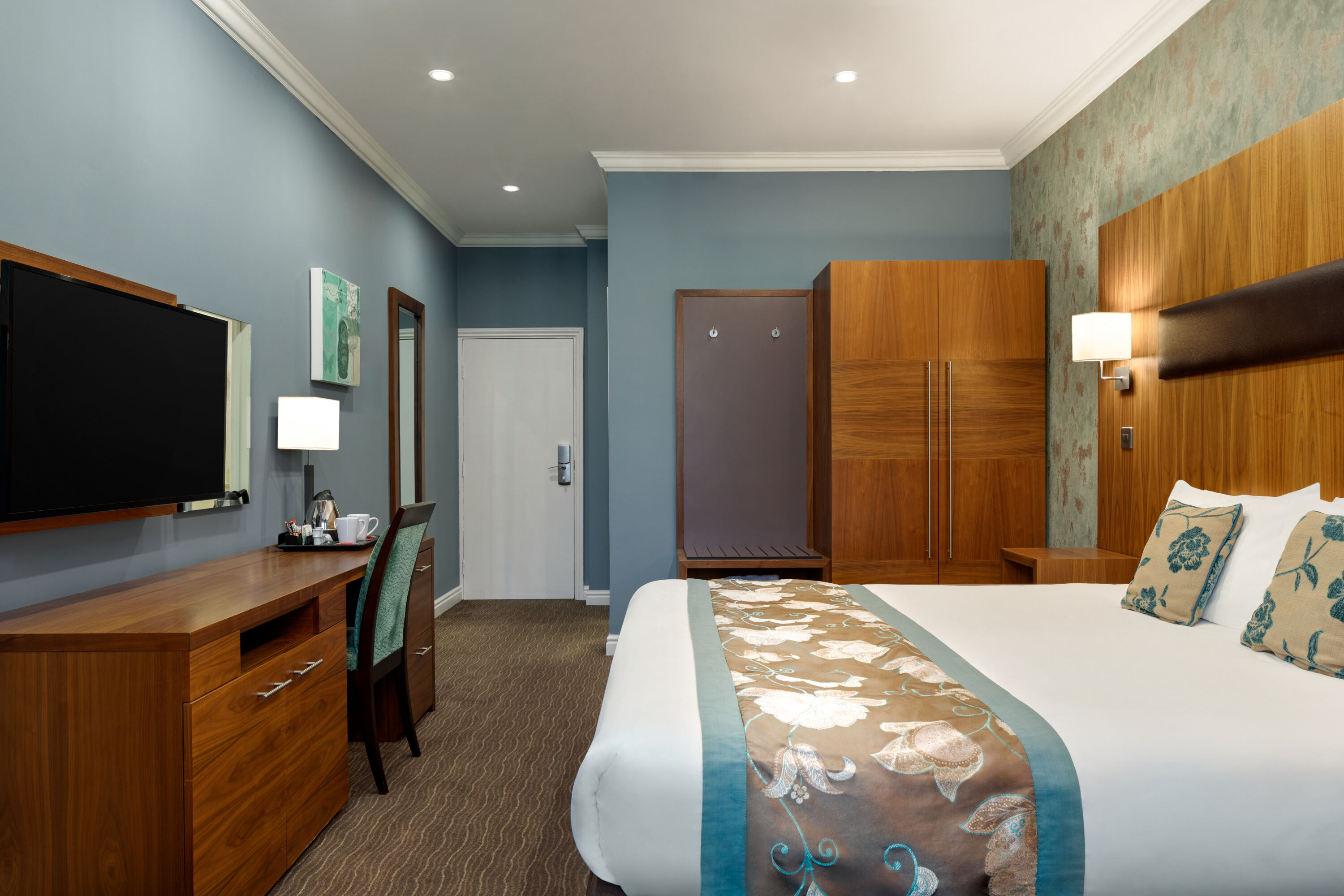 Guest room at the Ramada by Wyndham Cheltenham in Cheltenham, Other than US/Canada