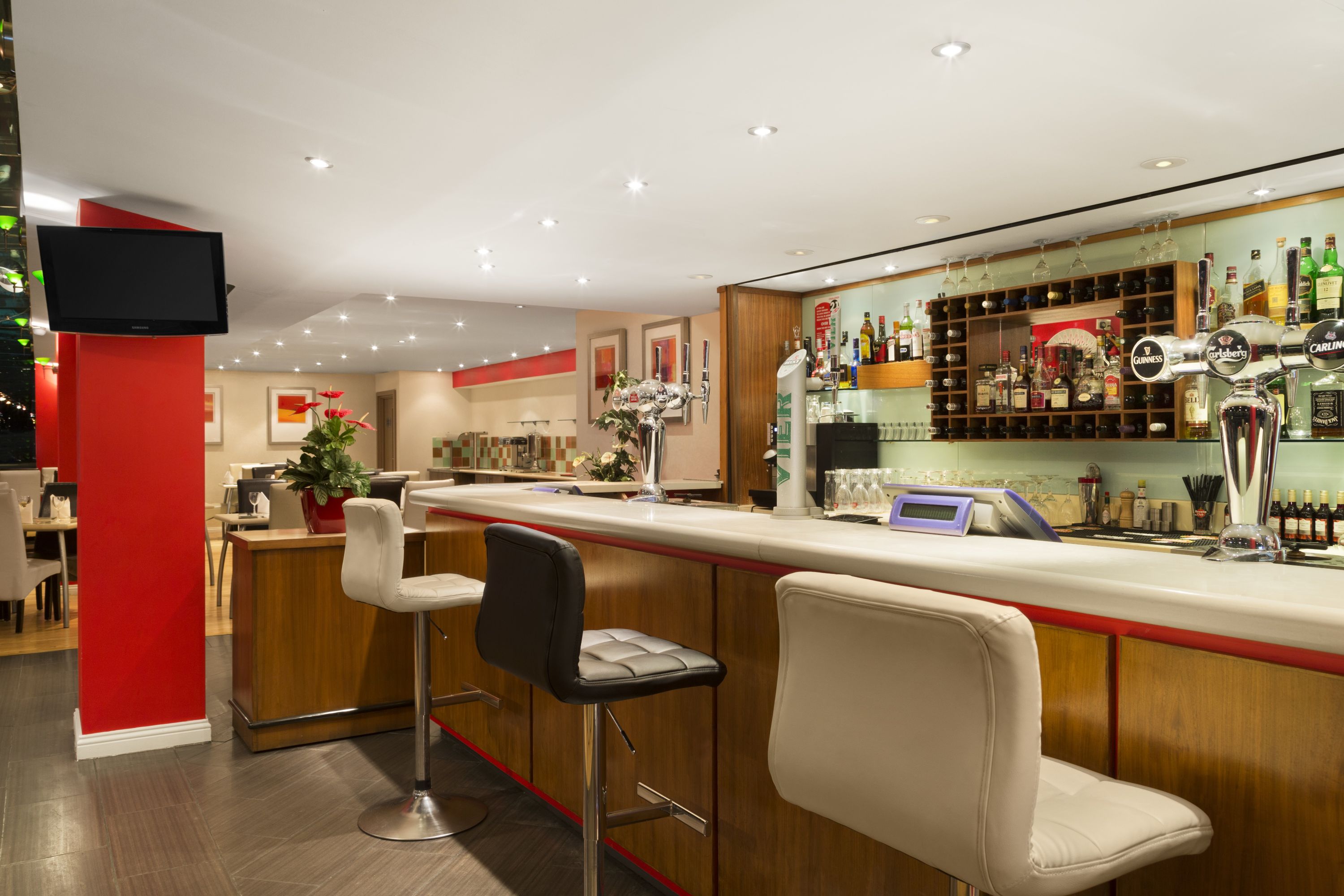 Ramada by Wyndham Hounslow - Heathrow East restaurant in Hounslow, Other than US/Canada