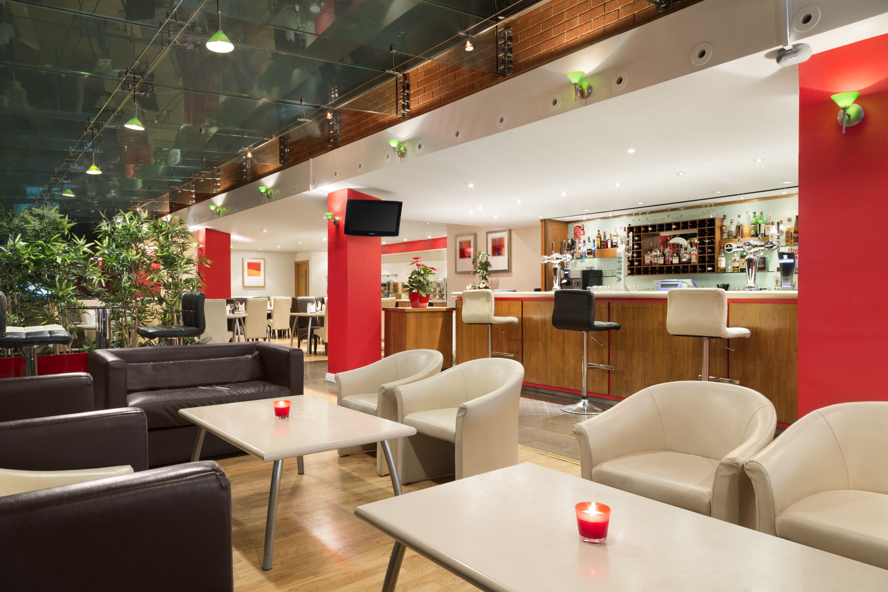 Ramada by Wyndham Hounslow - Heathrow East restaurant in Hounslow, Other than US/Canada