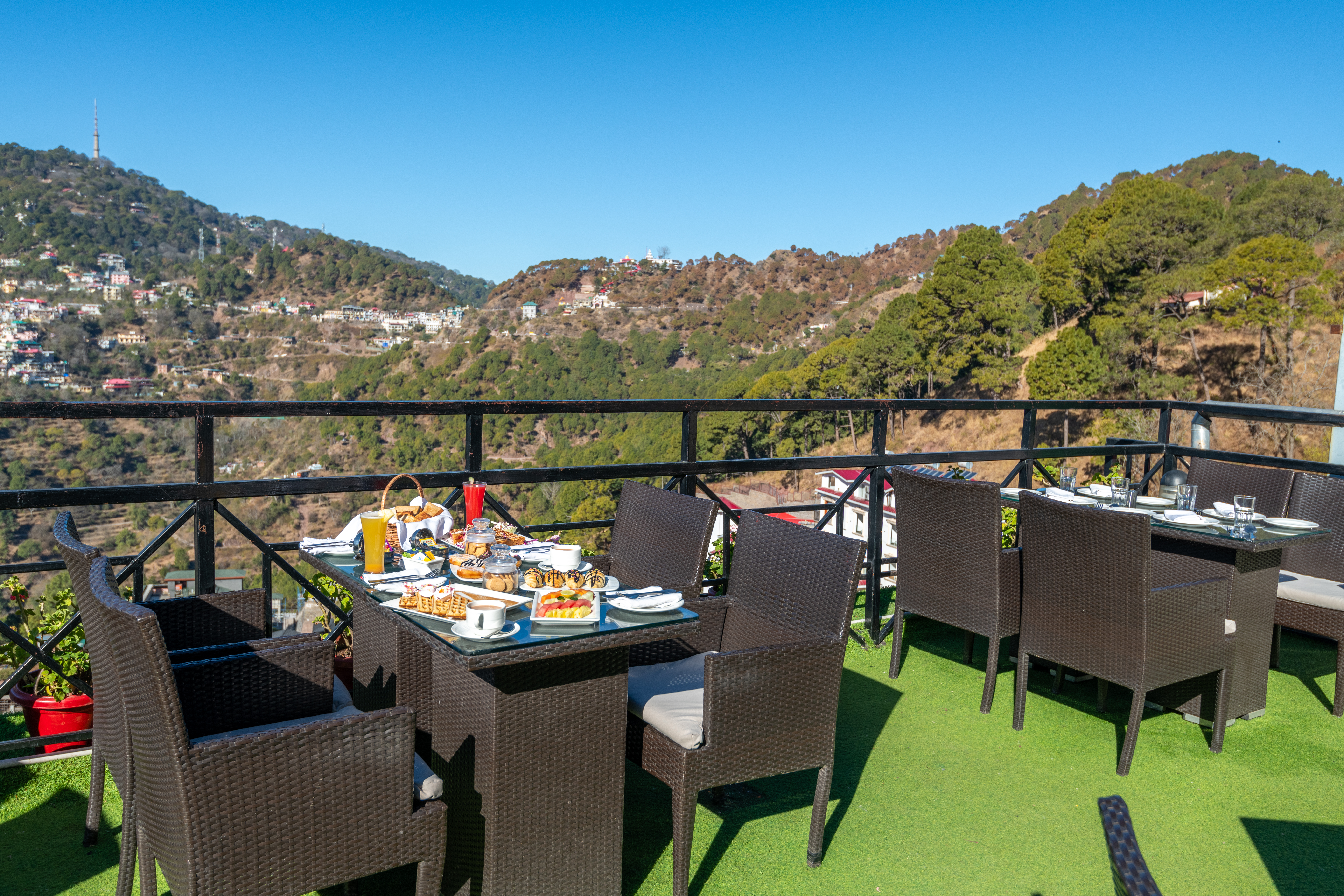Ramada by Wyndham Kasauli restaurant in Kasauli, Other than US/Canada