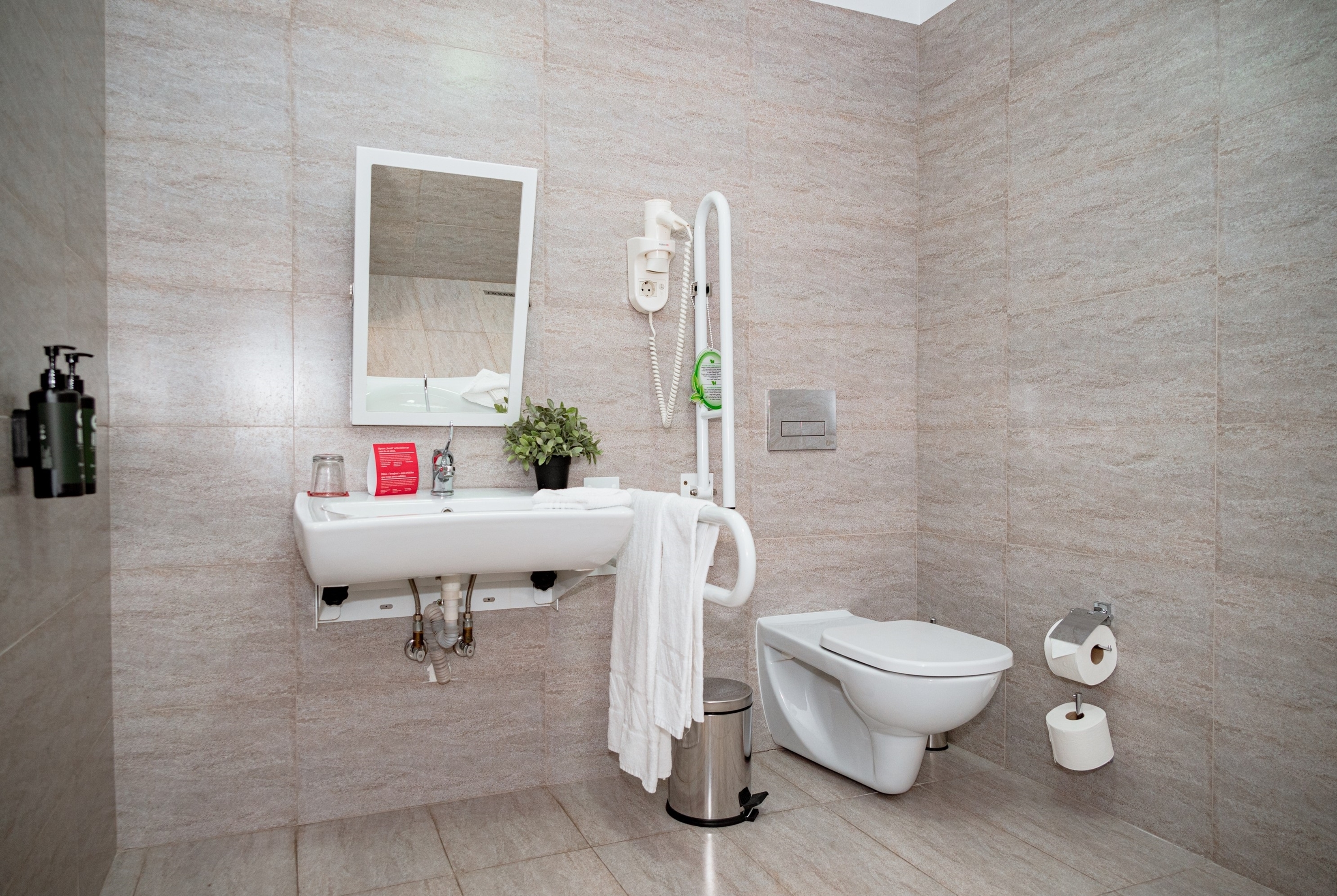 Guest room bath at the Ramada Plaza by Wyndham Craiova in Craiova, Other than US/Canada