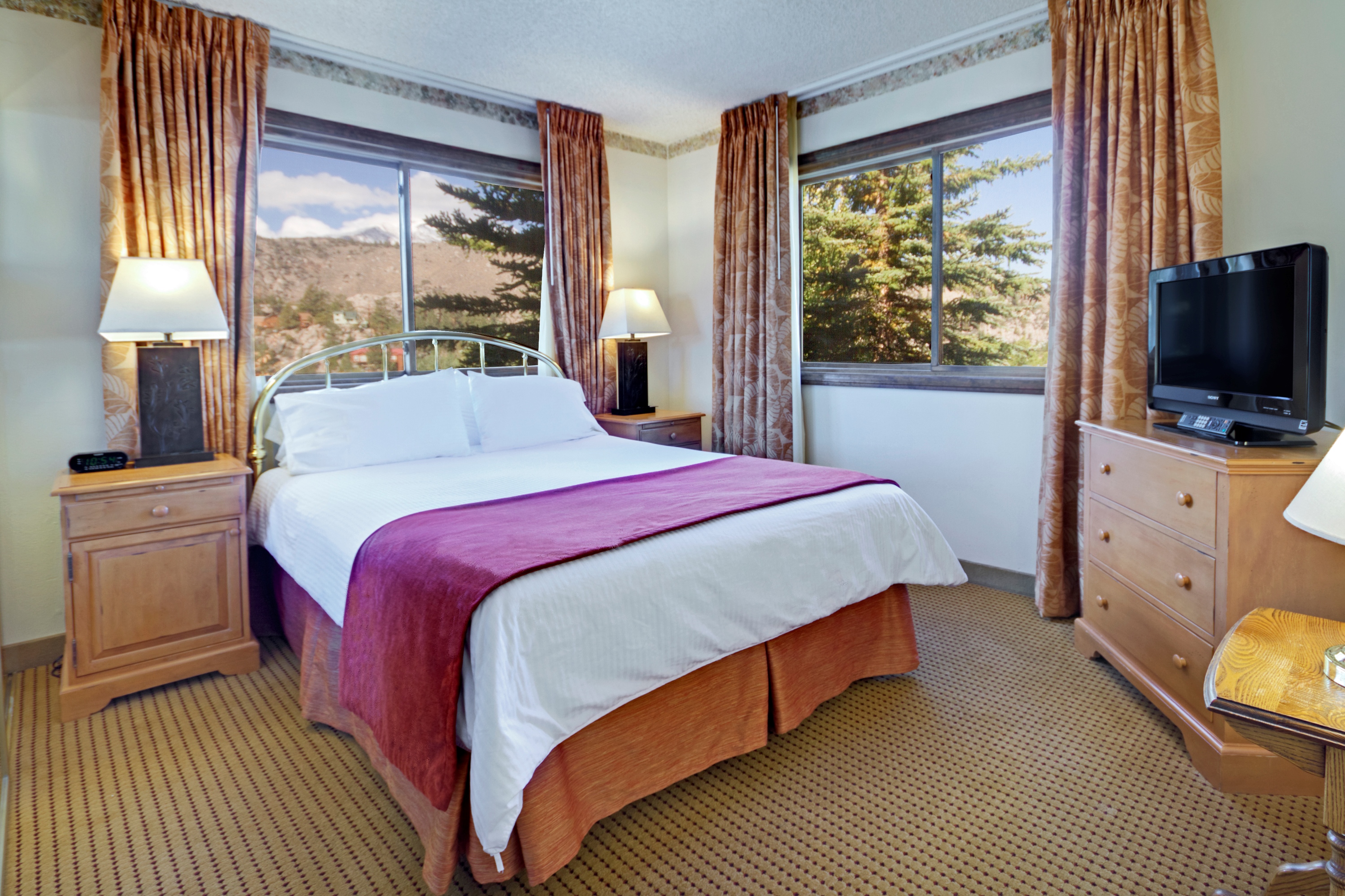 Guest room at the Heidelberg Inn in June Lake, California
