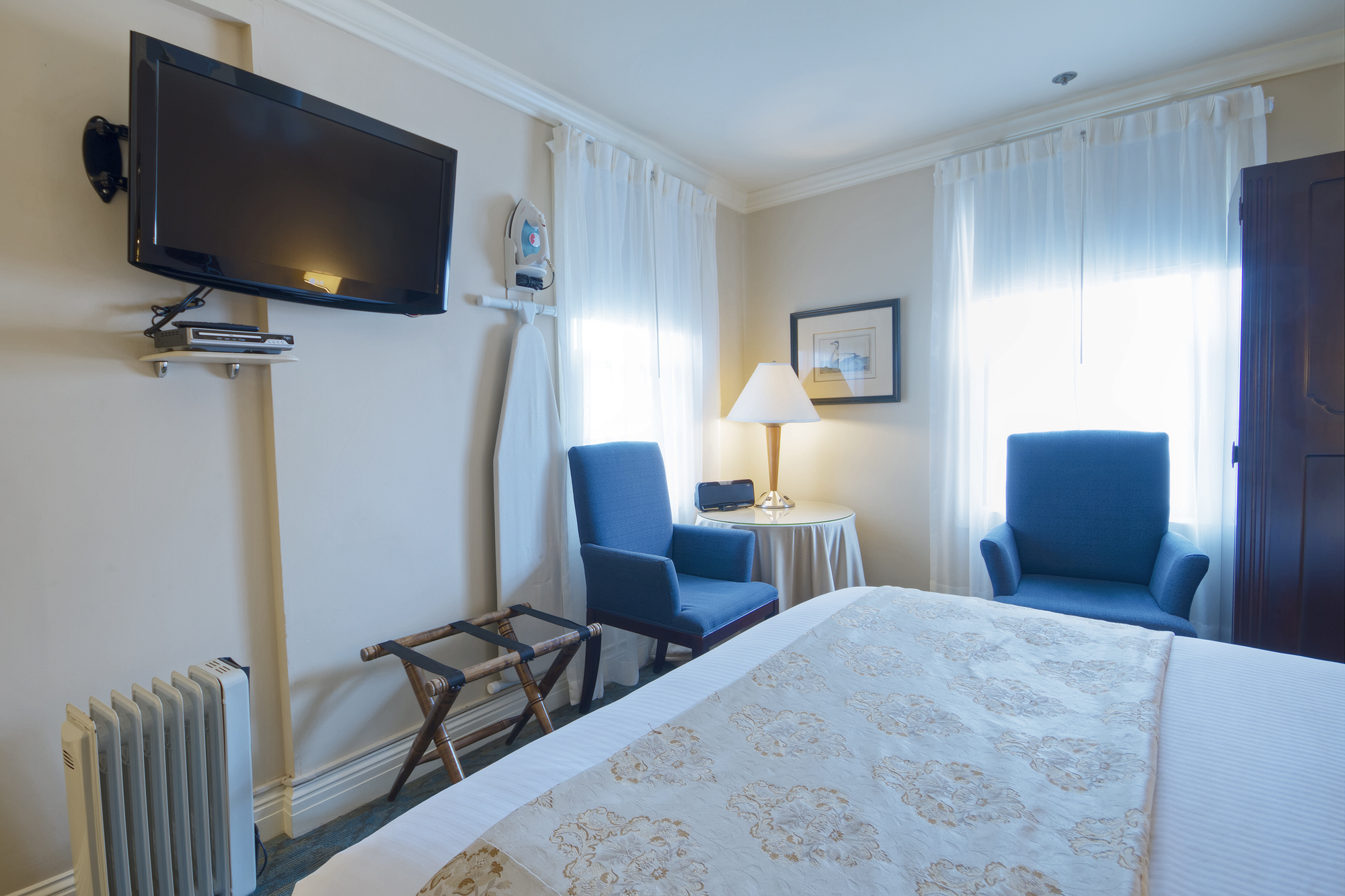 Guest room at the Inn At The Opera in San Francisco, California