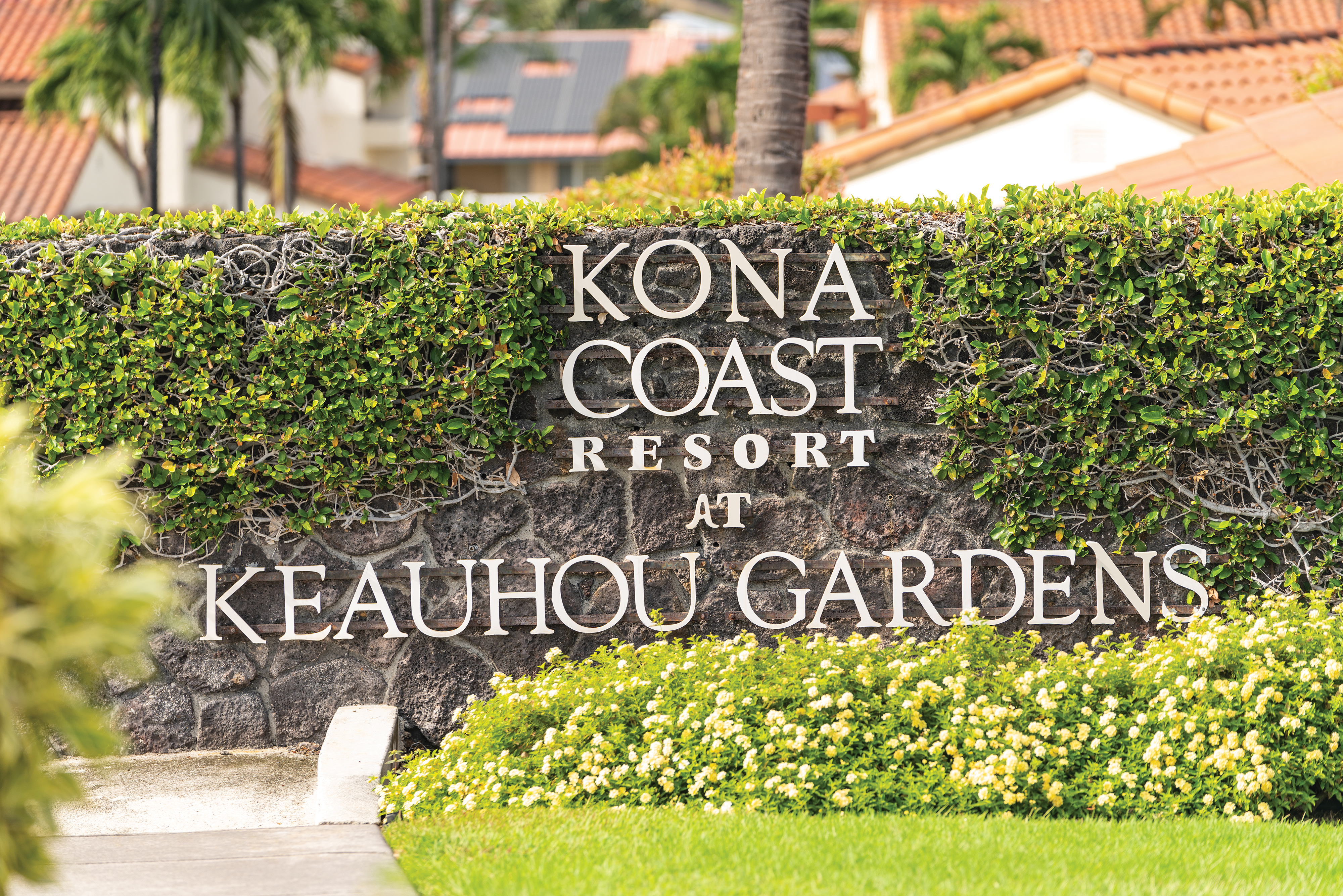 Exterior of Shell Vacations Club Kona Coast Resort hotel in Kailua Kona, Hawaii