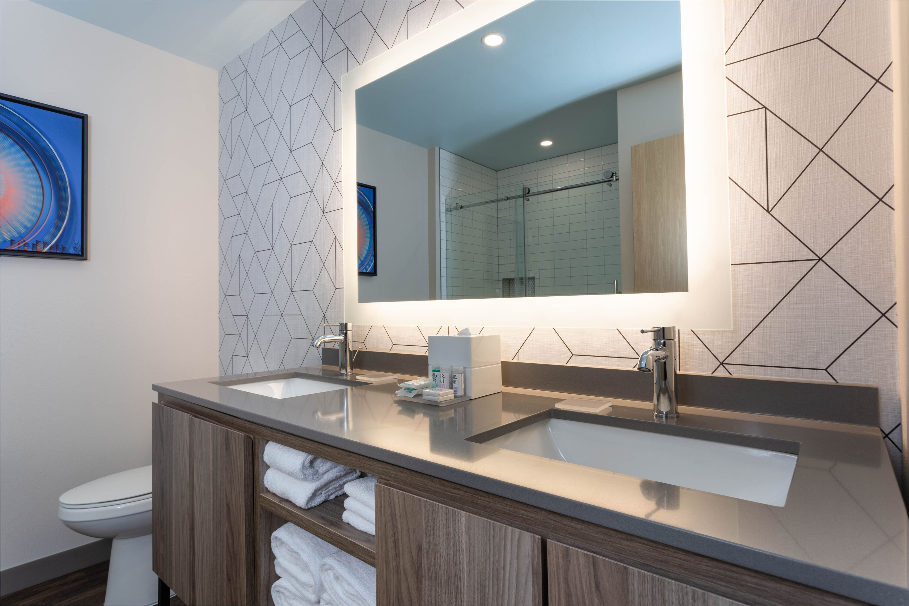 Guest room bath at the TRYP by Wyndham Orlando in Orlando, Florida